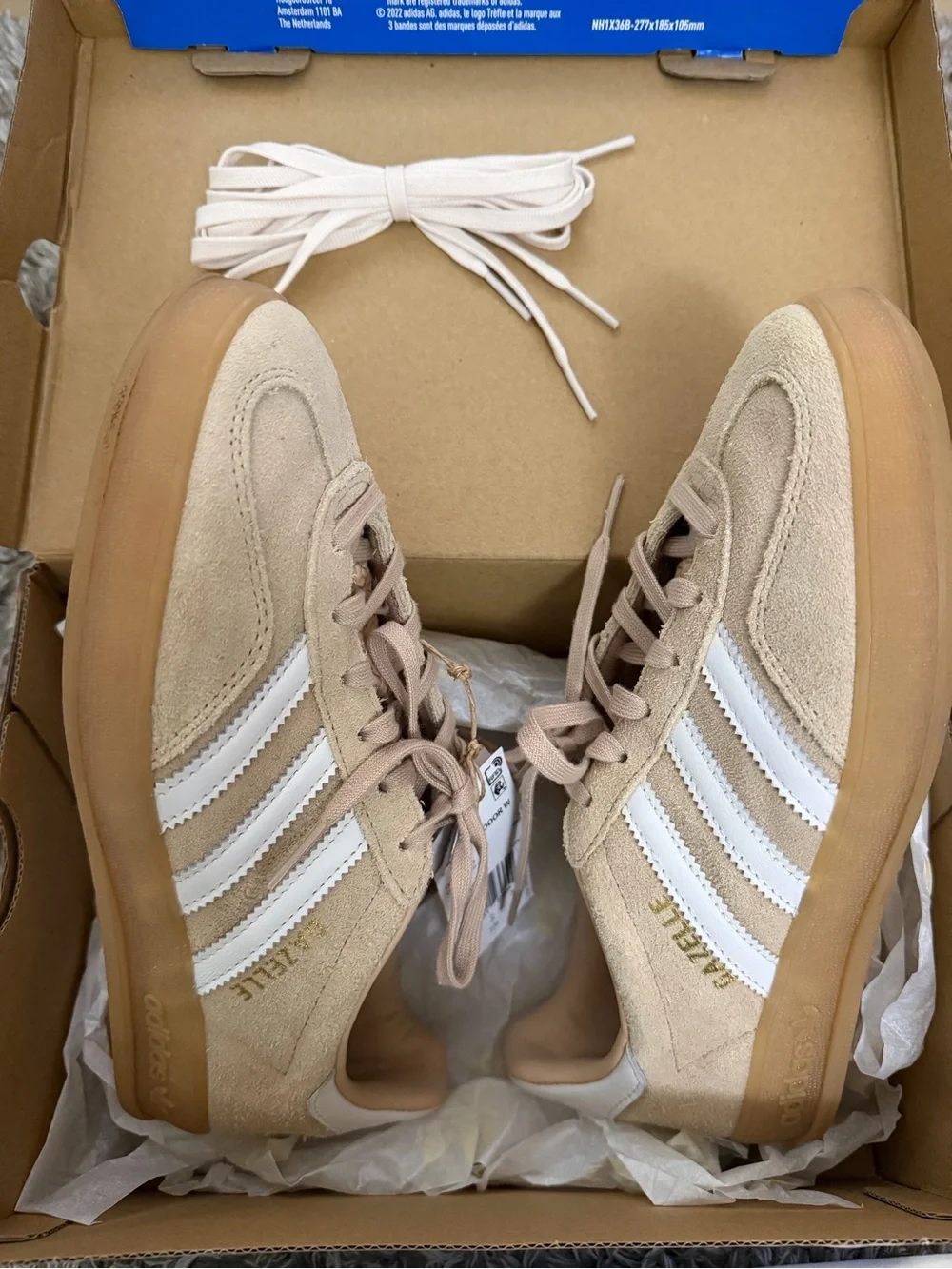 adidas gazelle Beige and White Suede Low-Top Sneakers like new worn only one